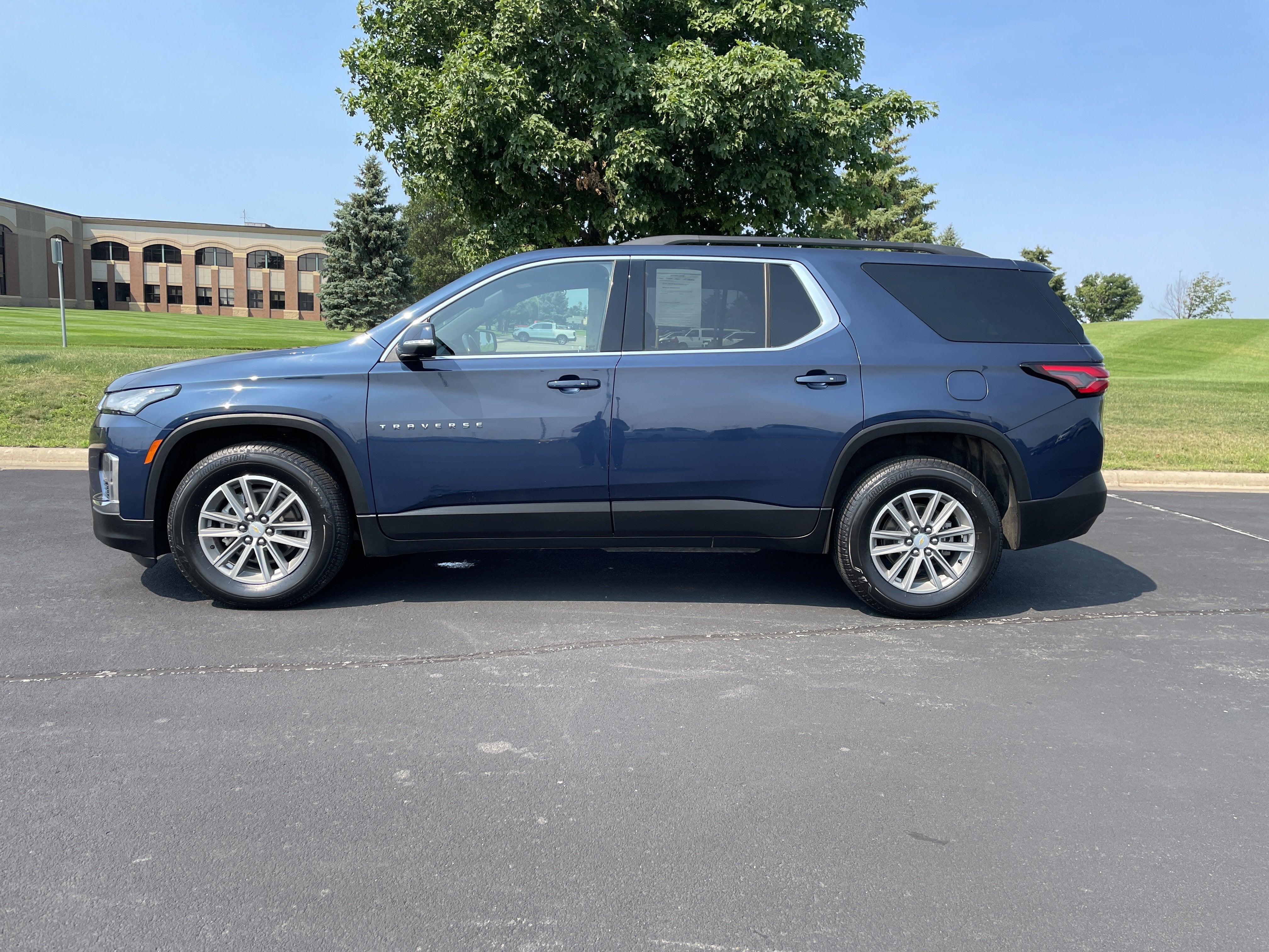 Used 2022 Chevrolet Traverse 1LT with VIN 1GNEVGKW2NJ183010 for sale in Belle Plaine, Minnesota